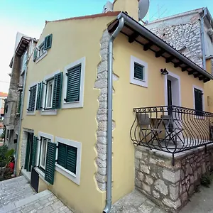  Apartman Yellow House